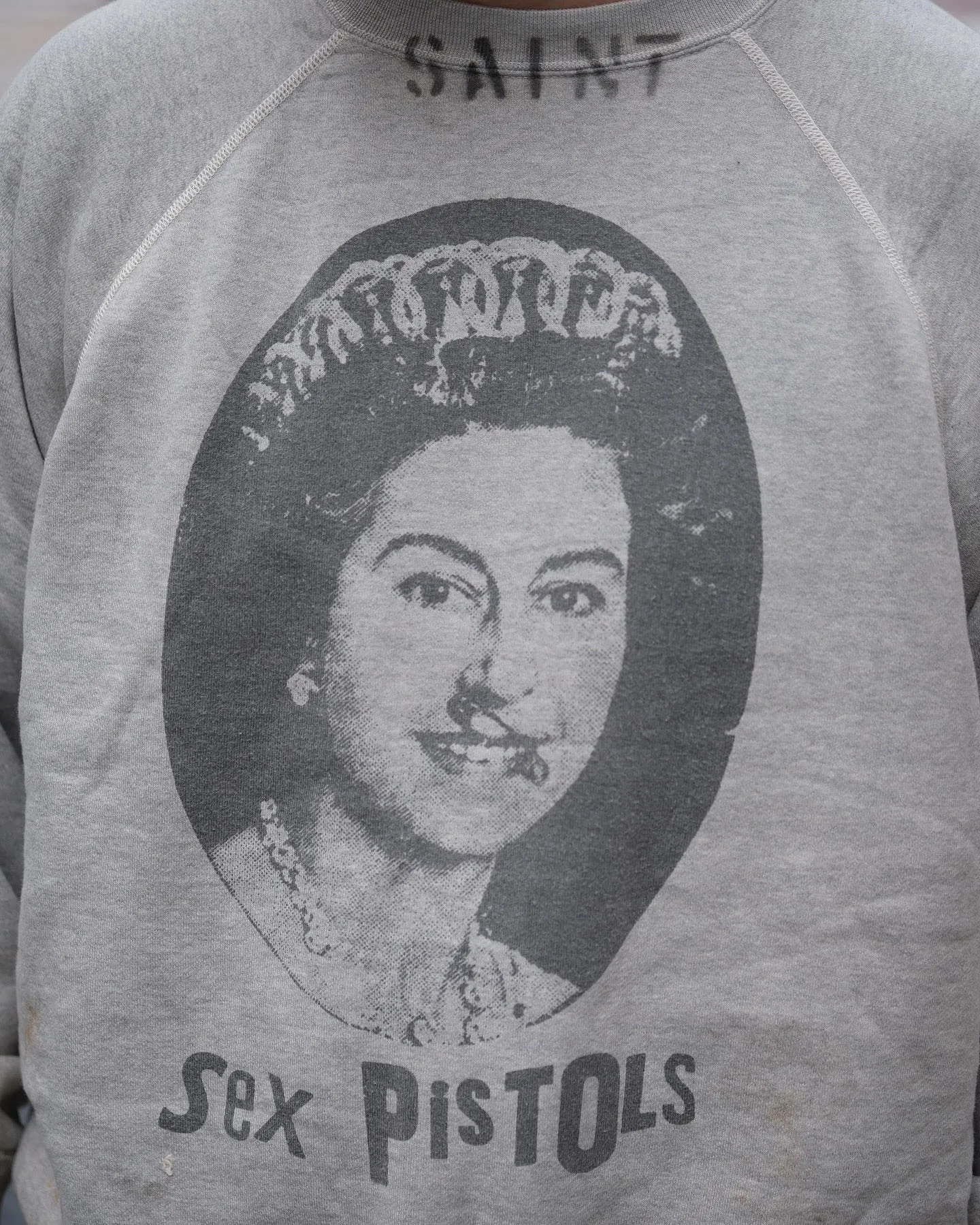SAINT Mxxxxxx x SEX PISTOLS QUEEN SP_CREW SWT/GRAY band co-branded retro sweatshirt Queen's distressed sweatshirt with holes Distressed gray S-XL Retro distressed distressed hole wash treatment Hand-made graffiti treatment Factory four-needle six-thread boneless sewing Correct co-branded collar label/correct fruit label/wash water label/little angel label